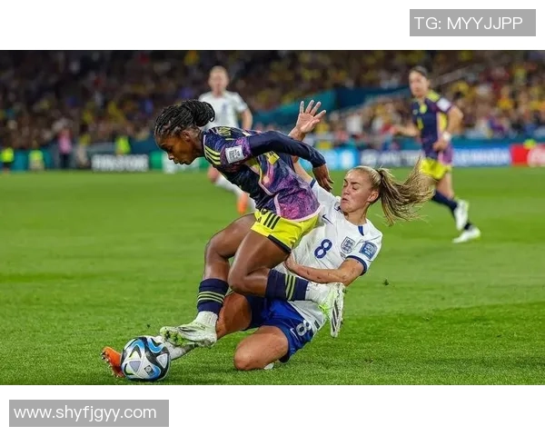 女球迷激动冲入球场深情亲吻偶像球星引发全场热烈欢呼 女球迷激动冲入球场深情亲吻偶像球星引发全场热烈欢呼