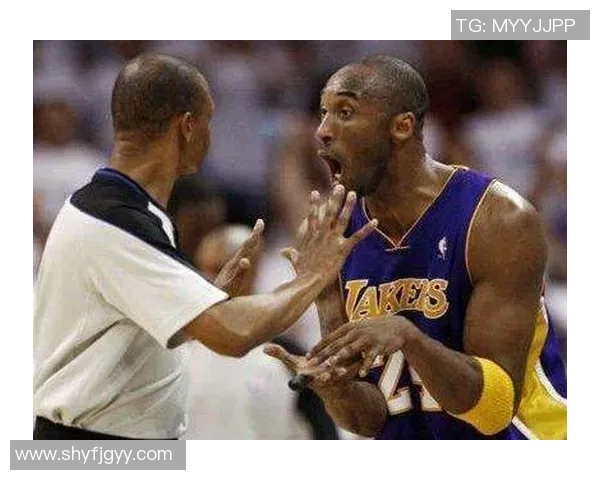 足球场上总是傻笑的球星们他们的微笑背后藏着怎样的故事 足球场上总是傻笑的球星们他们的微笑背后藏着怎样的故事