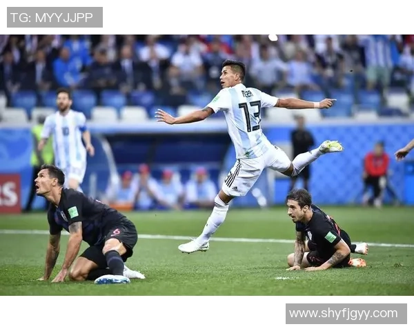 足球巨星光辉璀璨之路 从少年才俊到全球顶级球员的成长历程